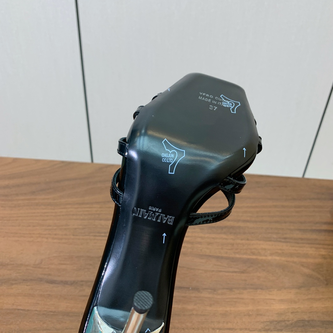 【Bal*ain】钻扣鱼嘴高跟拖鞋。愈发別致出众，无敌气场、无敌好看。鞋面漆皮，牛皮垫脚。意大利进口真皮