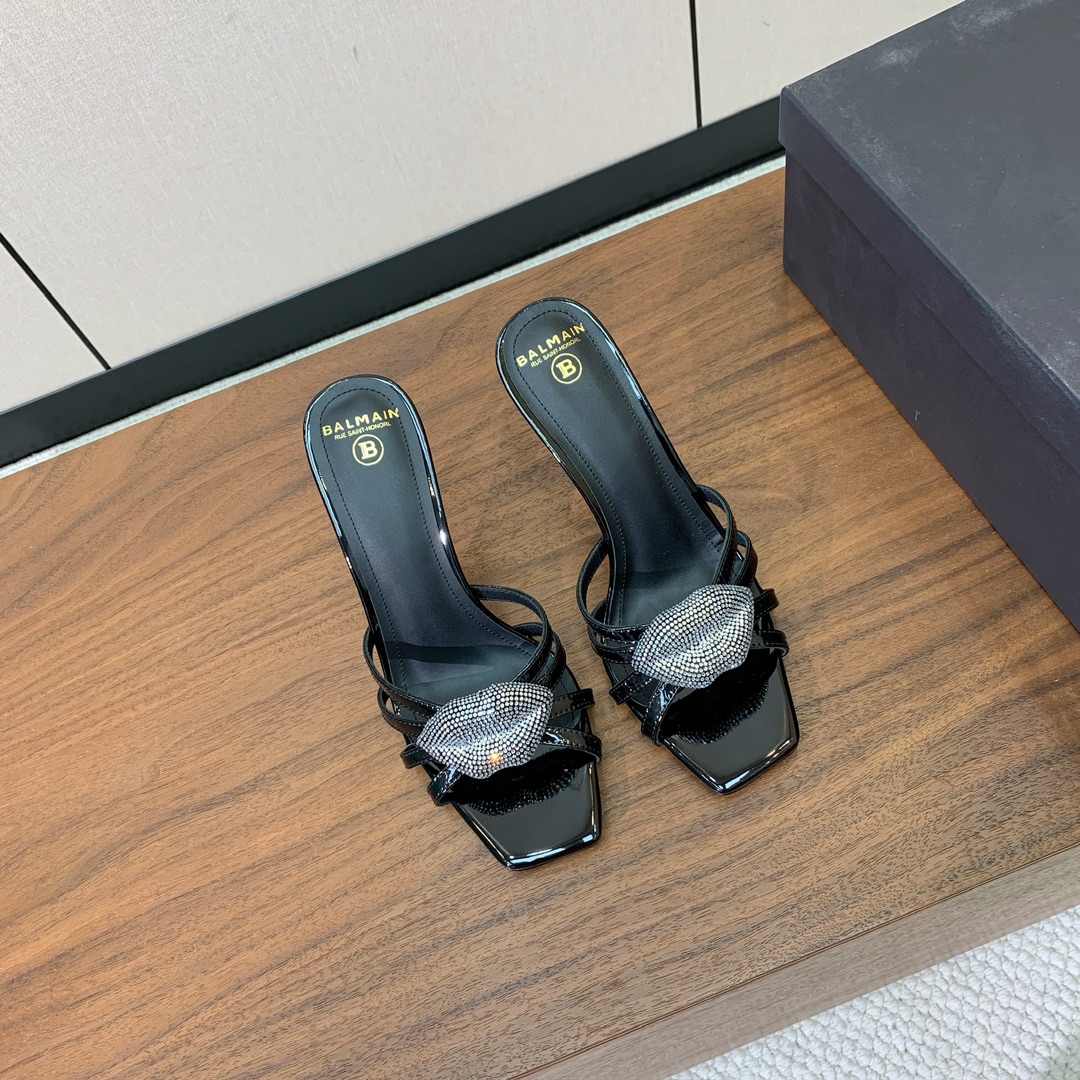 【Bal*ain】钻扣鱼嘴高跟拖鞋。愈发別致出众，无敌气场、无敌好看。鞋面漆皮，牛皮垫脚。意大利进口真皮