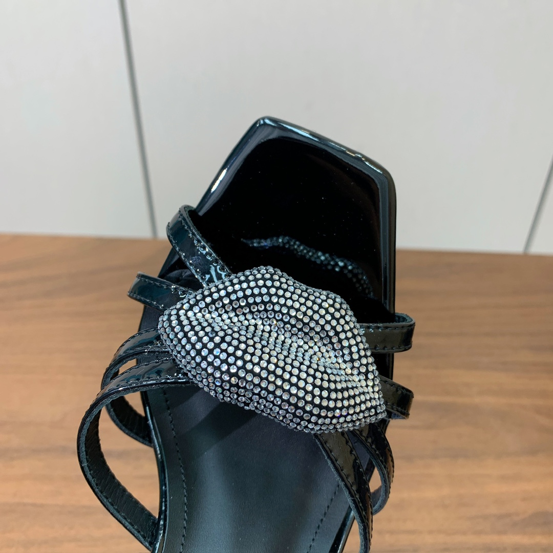 【Bal*ain】钻扣鱼嘴高跟拖鞋。愈发別致出众，无敌气场、无敌好看。鞋面漆皮，牛皮垫脚。意大利进口真皮