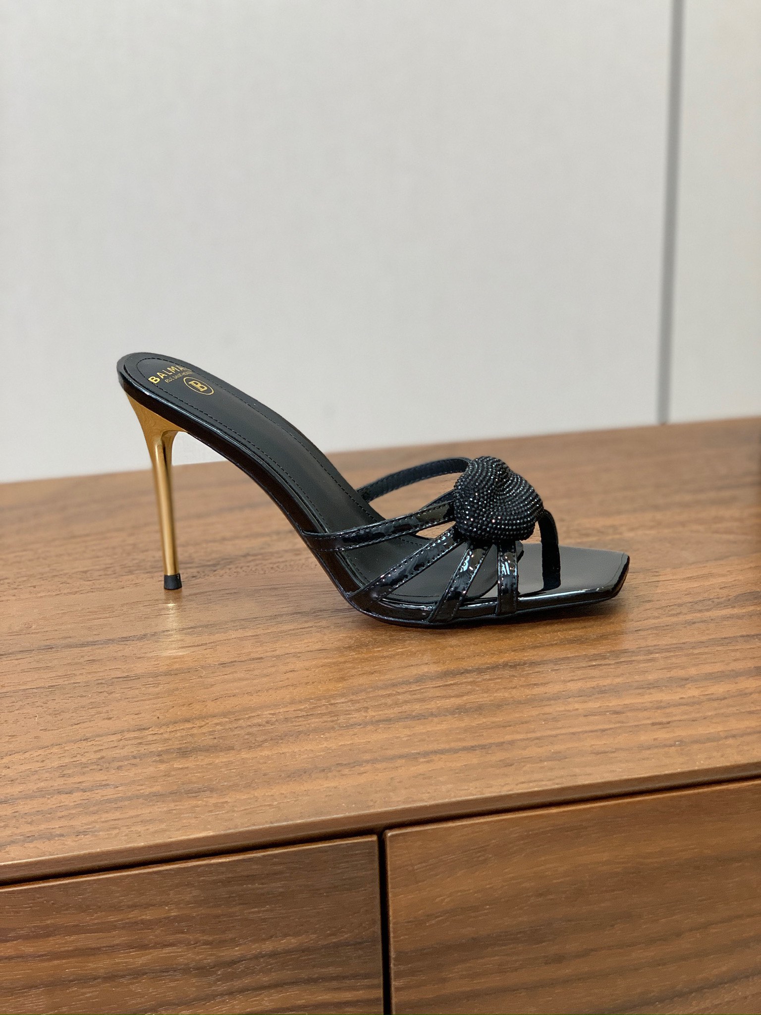 【Bal*ain】钻扣鱼嘴高跟拖鞋。愈发別致出众，无敌气场、无敌好看。鞋面漆皮，牛皮垫脚。意大利进口真皮