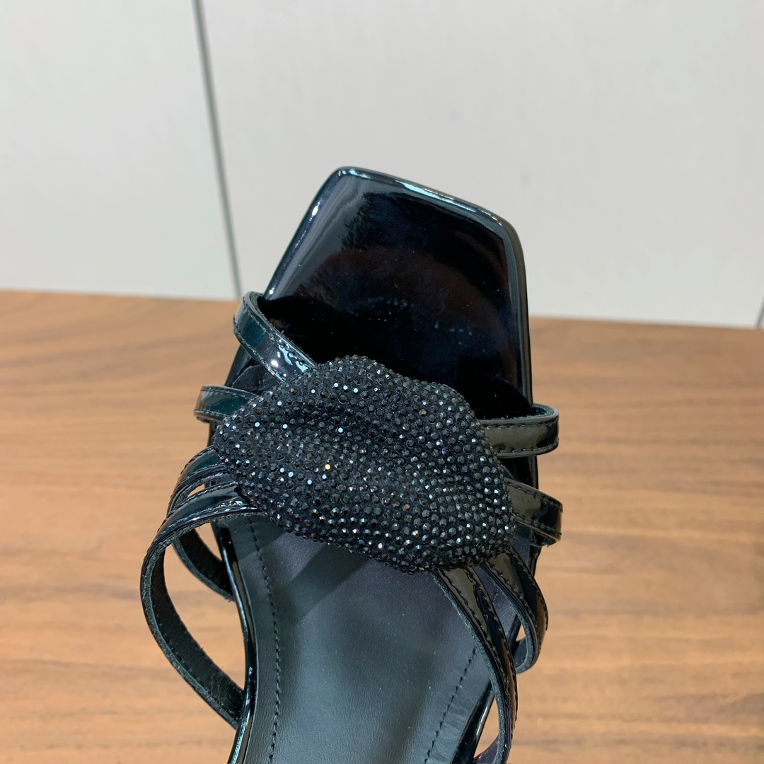 【Bal*ain】钻扣鱼嘴高跟拖鞋。愈发別致出众，无敌气场、无敌好看。鞋面漆皮，牛皮垫脚。意大利进口真皮