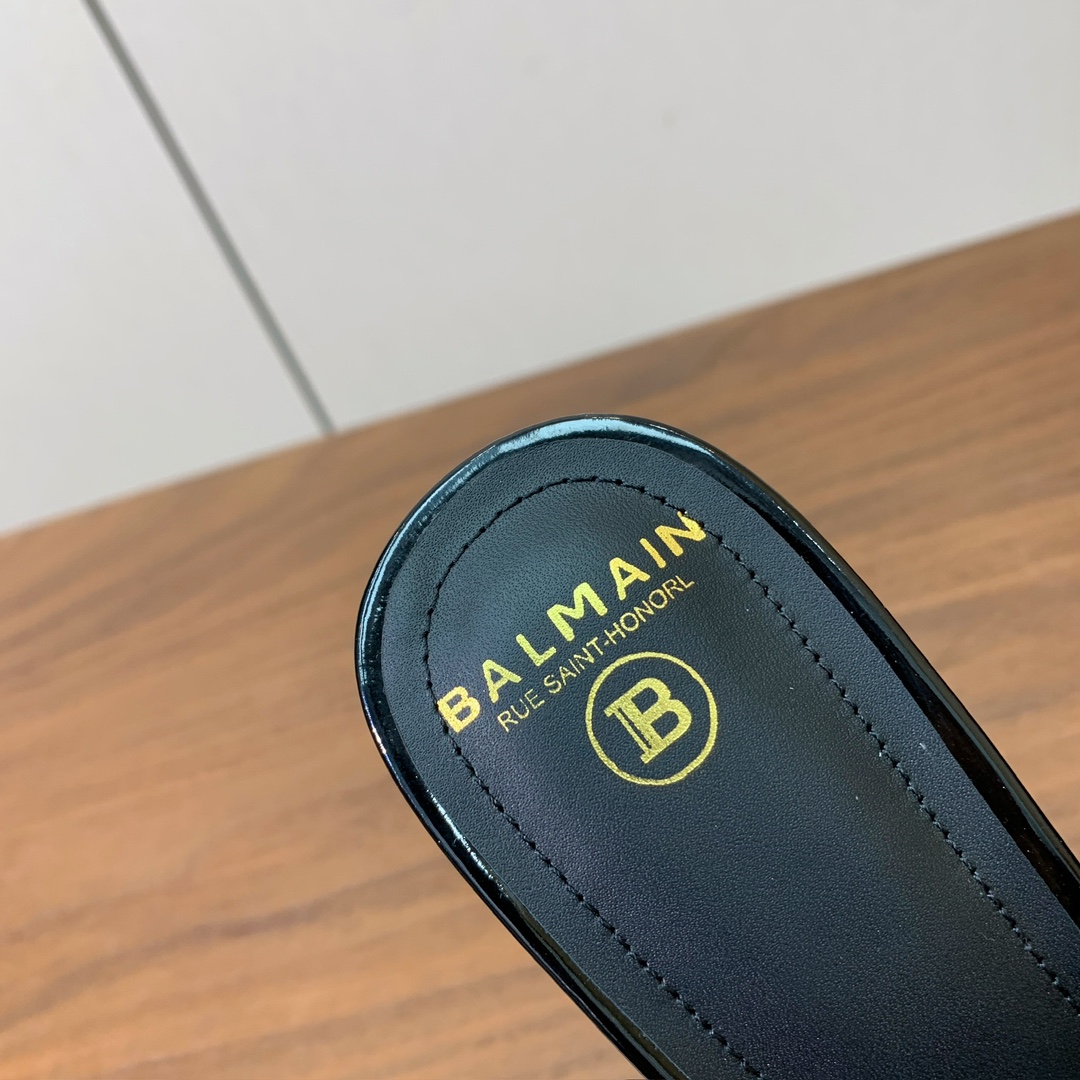 【Bal*ain】钻扣鱼嘴高跟拖鞋。愈发別致出众，无敌气场、无敌好看。鞋面漆皮，牛皮垫脚。意大利进口真皮