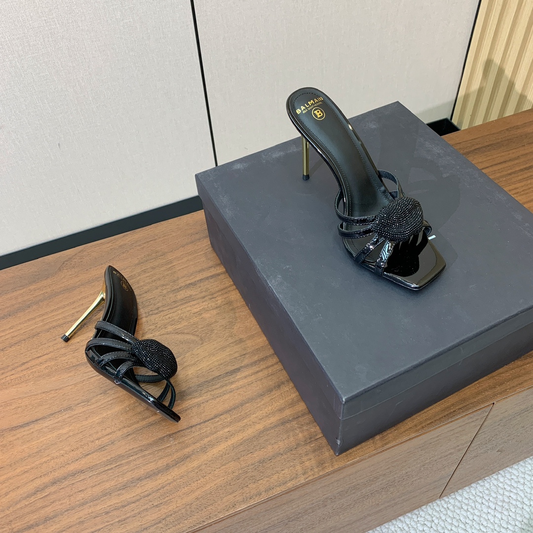 【Bal*ain】钻扣鱼嘴高跟拖鞋。愈发別致出众，无敌气场、无敌好看。鞋面漆皮，牛皮垫脚。意大利进口真皮