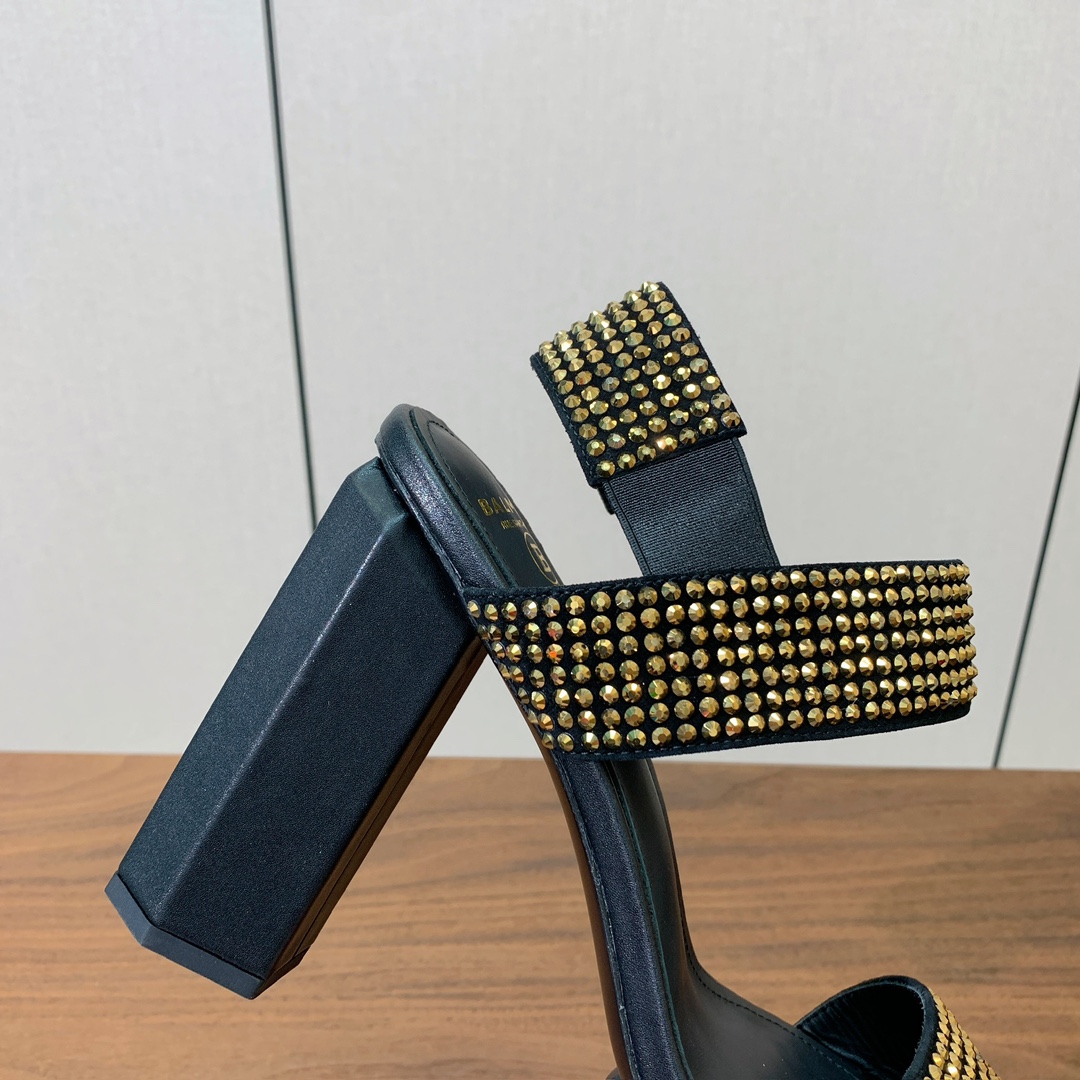 【Bal*ain】水台烫钻凉鞋。愈发別致出众，无敌气场、无敌好看。鞋面羊京➕进口捷克钻。牛皮垫脚。真皮大