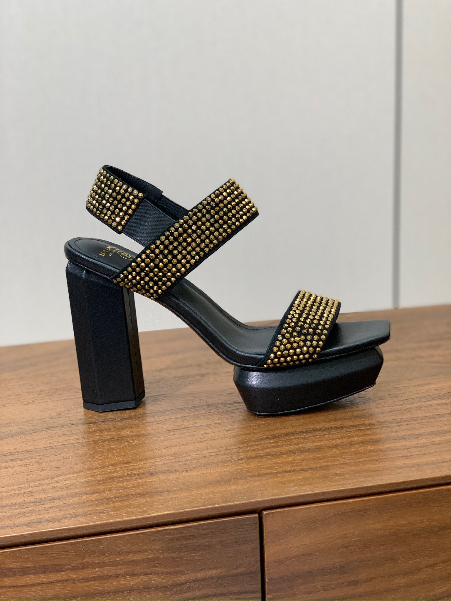 【Bal*ain】水台烫钻凉鞋。愈发別致出众，无敌气场、无敌好看。鞋面羊京➕进口捷克钻。牛皮垫脚。真皮大