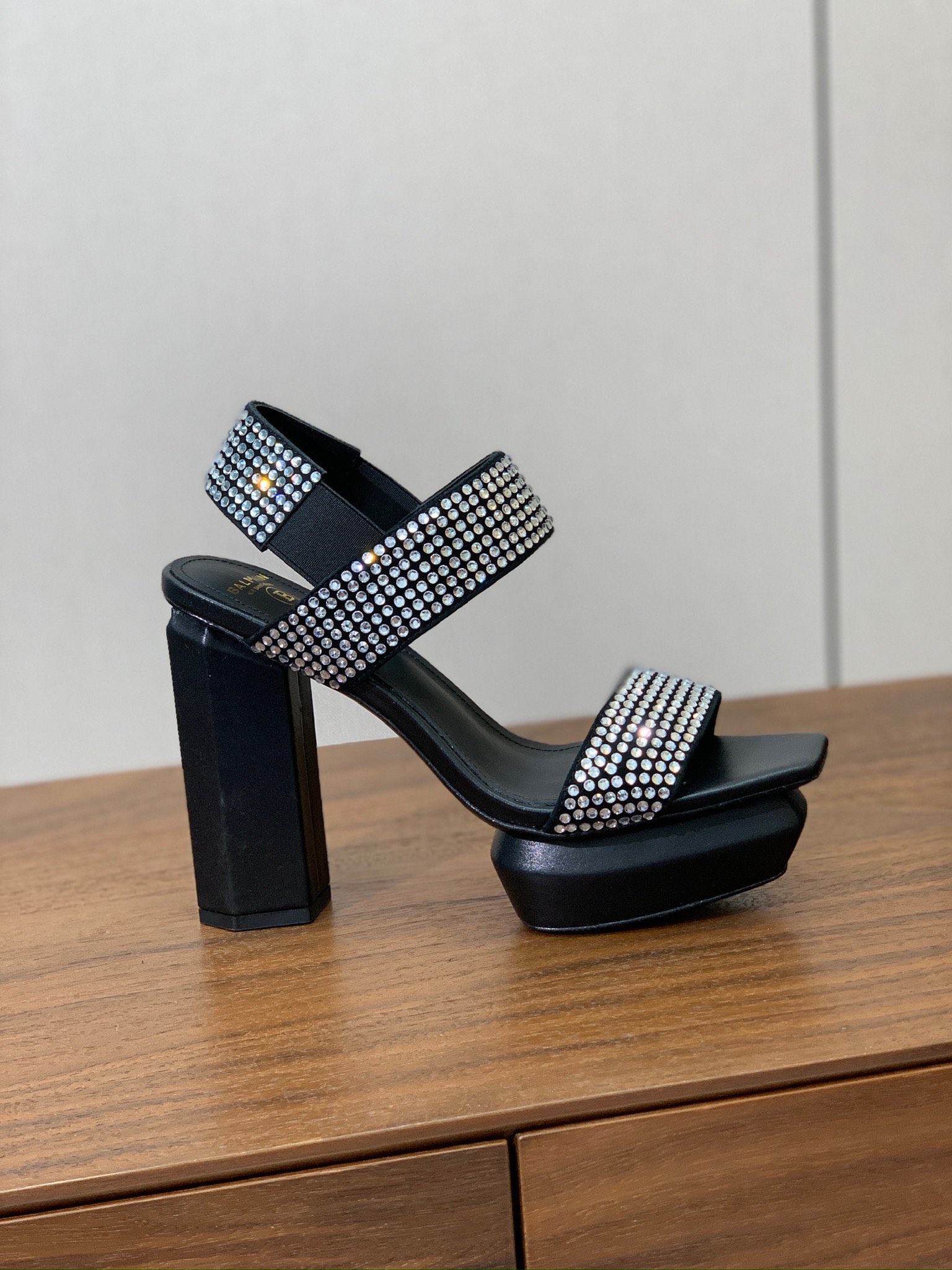 【Bal*ain】水台烫钻凉鞋。愈发別致出众，无敌气场、无敌好看。鞋面羊京➕进口捷克钻。牛皮垫脚。真皮大