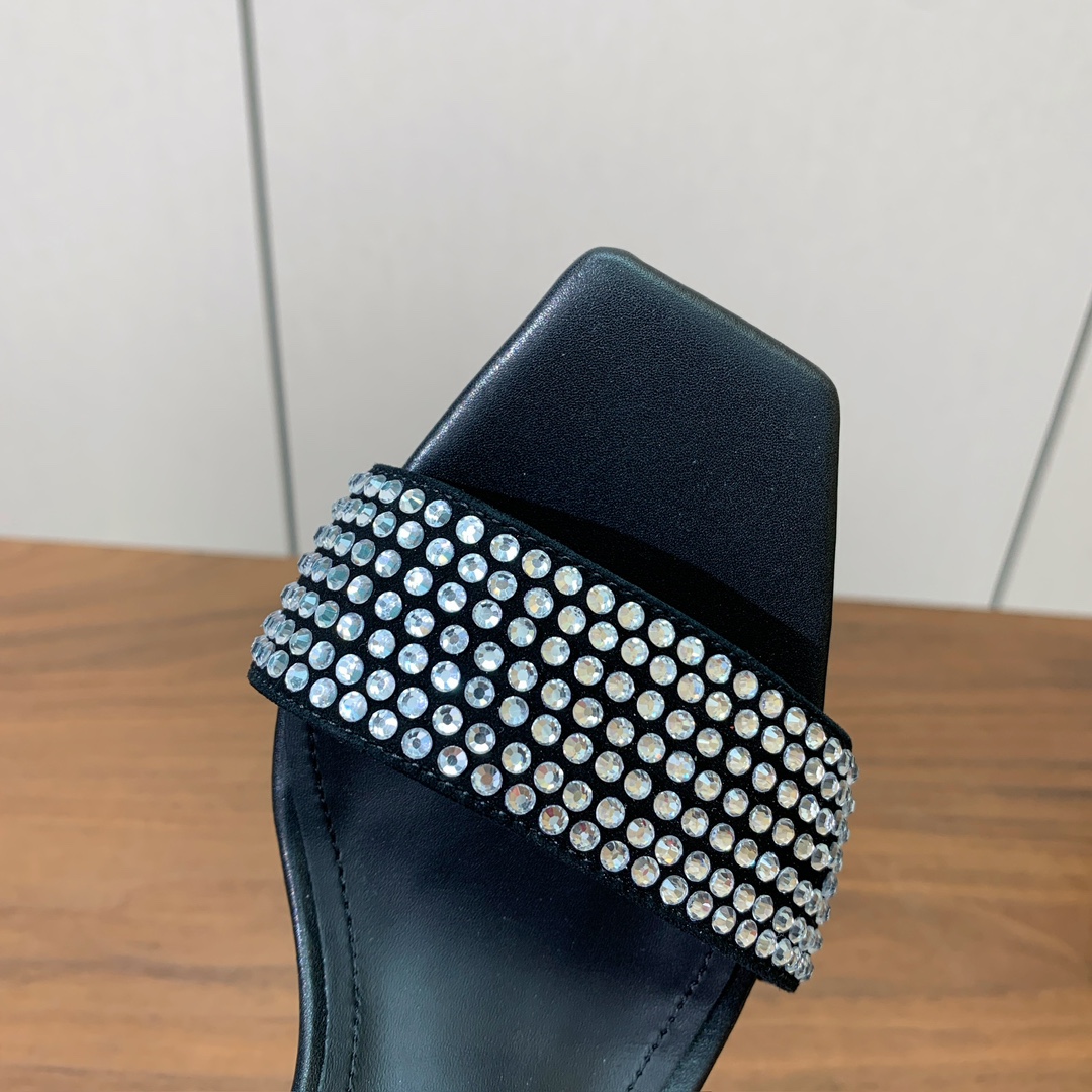 【Bal*ain】水台烫钻凉鞋。愈发別致出众，无敌气场、无敌好看。鞋面羊京➕进口捷克钻。牛皮垫脚。真皮大