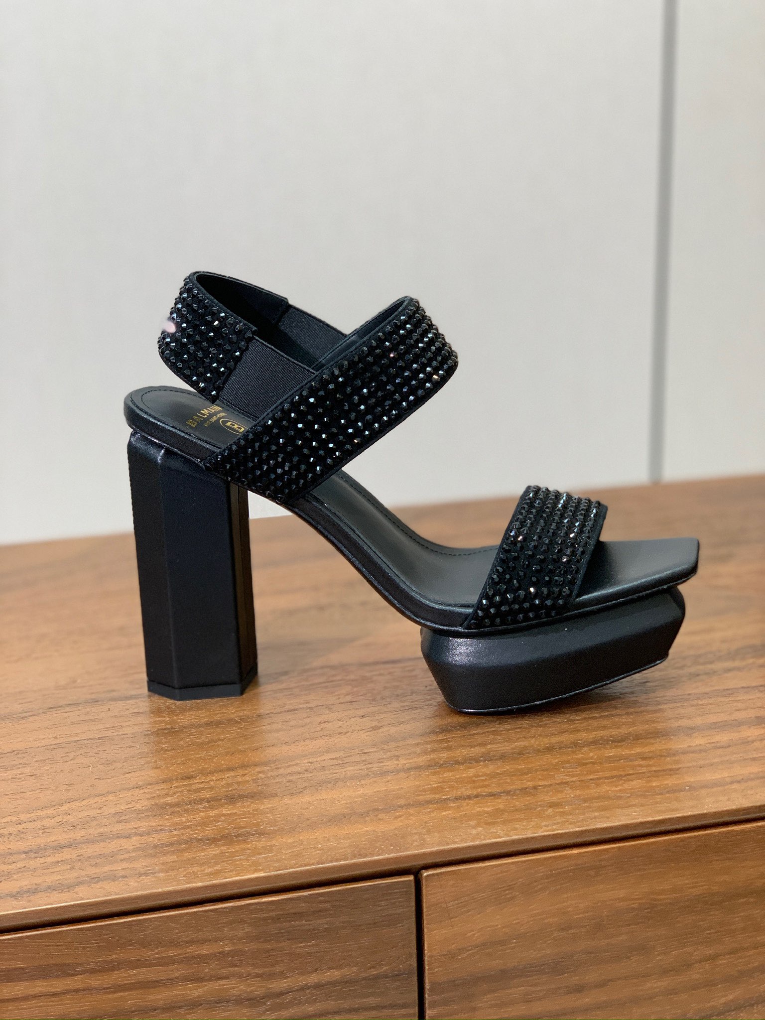 【Bal*ain】水台烫钻凉鞋。愈发別致出众，无敌气场、无敌好看。鞋面羊京➕进口捷克钻。牛皮垫脚。真皮大