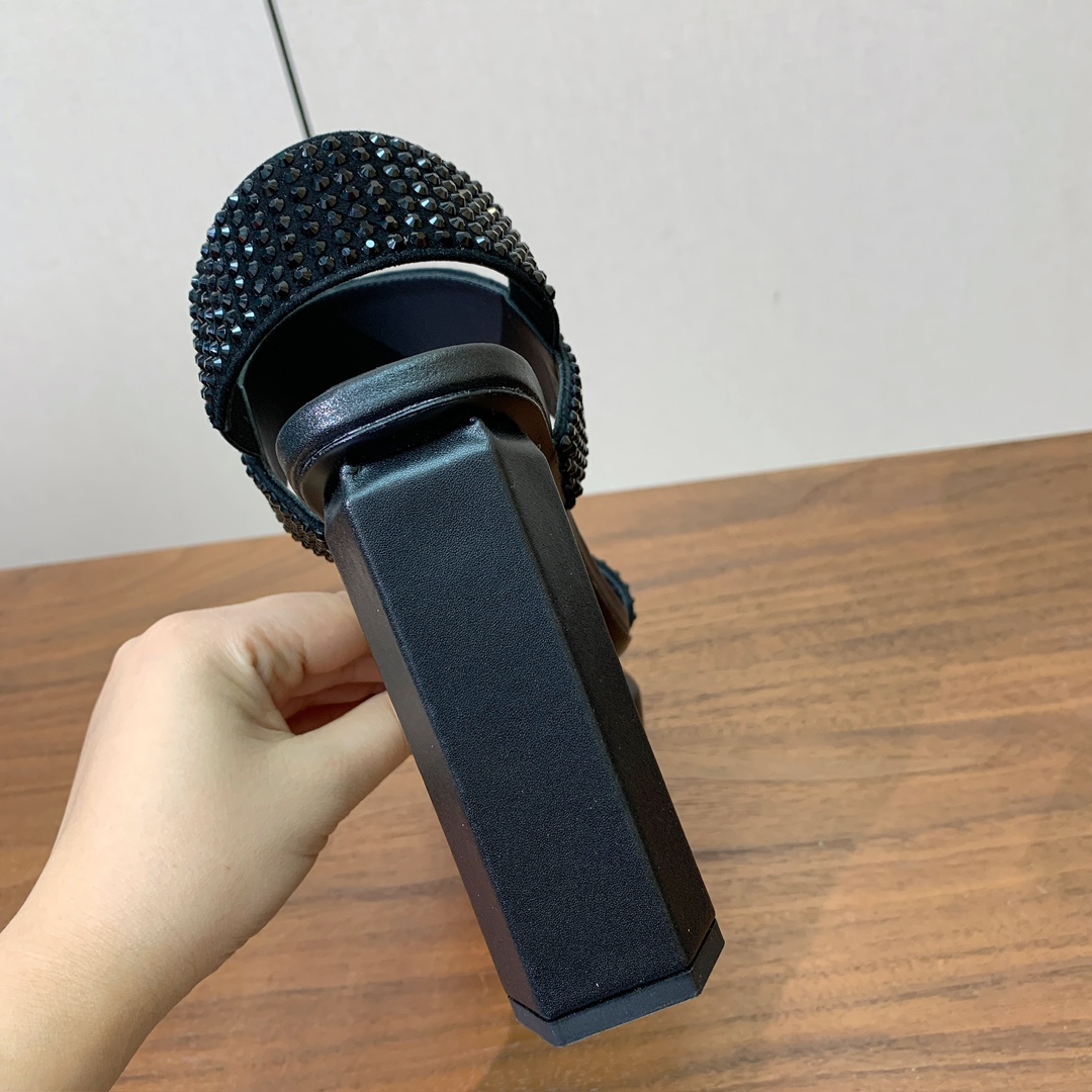 【Bal*ain】水台烫钻凉鞋。愈发別致出众，无敌气场、无敌好看。鞋面羊京➕进口捷克钻。牛皮垫脚。真皮大