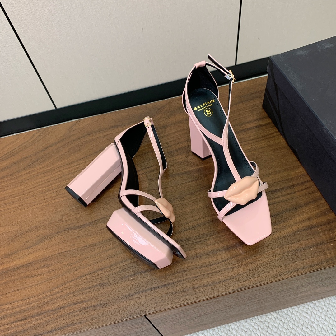 【Bal*ain】水台嘴唇凉鞋。愈发別致出众，无敌气场、无敌好看。鞋面漆皮，牛皮垫脚。真皮大底。跟高10