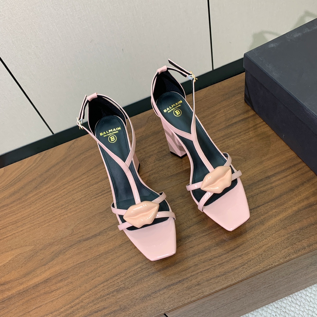 【Bal*ain】水台嘴唇凉鞋。愈发別致出众，无敌气场、无敌好看。鞋面漆皮，牛皮垫脚。真皮大底。跟高10