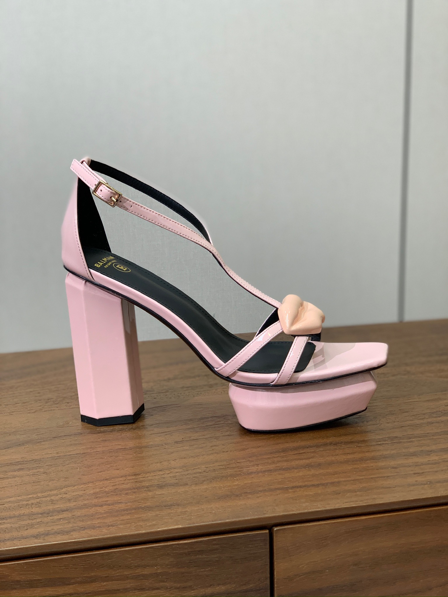 【Bal*ain】水台嘴唇凉鞋。愈发別致出众，无敌气场、无敌好看。鞋面漆皮，牛皮垫脚。真皮大底。跟高10