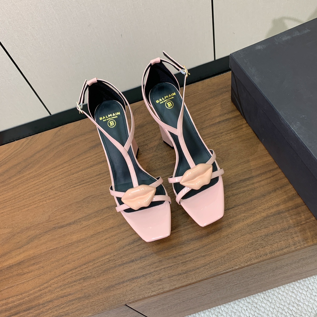 【Bal*ain】水台嘴唇凉鞋。愈发別致出众，无敌气场、无敌好看。鞋面漆皮，牛皮垫脚。真皮大底。跟高10