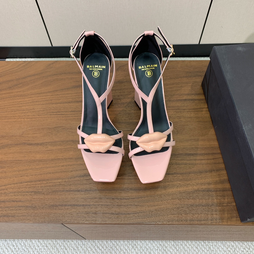 【Bal*ain】水台嘴唇凉鞋。愈发別致出众，无敌气场、无敌好看。鞋面漆皮，牛皮垫脚。真皮大底。跟高10