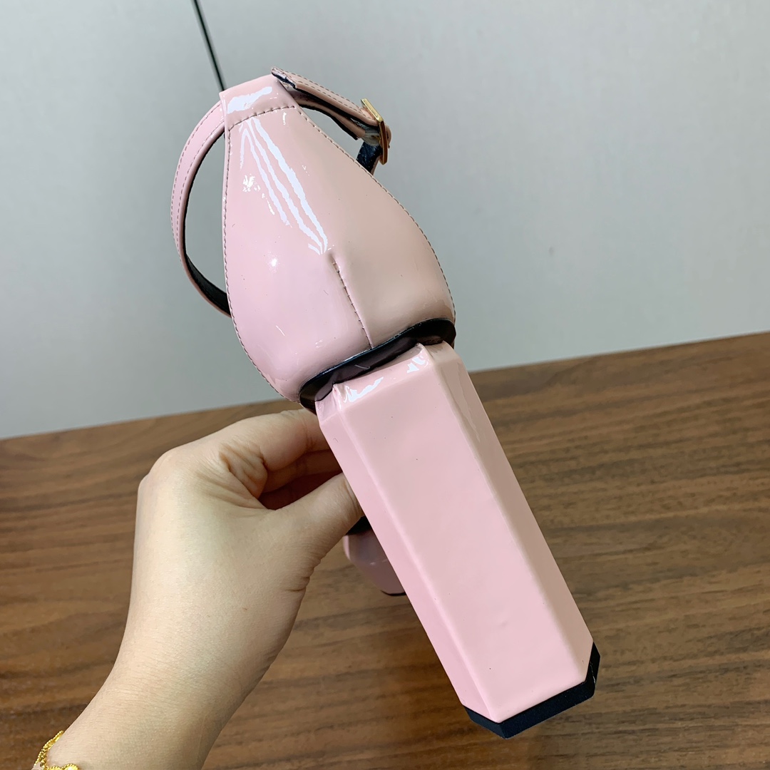 【Bal*ain】水台嘴唇凉鞋。愈发別致出众，无敌气场、无敌好看。鞋面漆皮，牛皮垫脚。真皮大底。跟高10