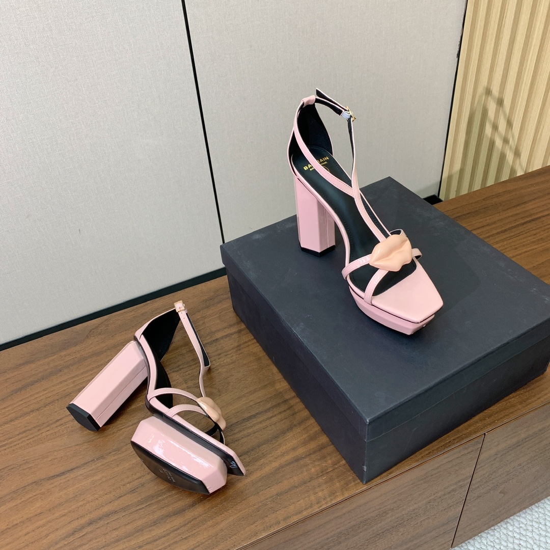 【Bal*ain】水台嘴唇凉鞋。愈发別致出众，无敌气场、无敌好看。鞋面漆皮，牛皮垫脚。真皮大底。跟高10