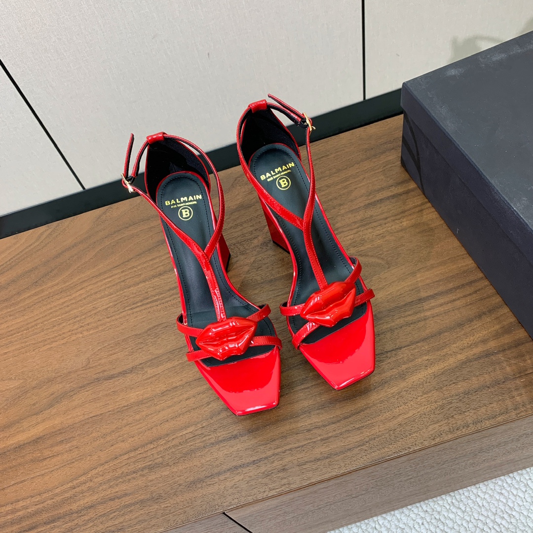 【Bal*ain】水台嘴唇凉鞋。愈发別致出众，无敌气场、无敌好看。鞋面漆皮，牛皮垫脚。真皮大底。跟高10