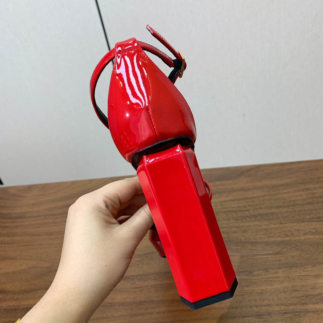 【Bal*ain】水台嘴唇凉鞋。愈发別致出众，无敌气场、无敌好看。鞋面漆皮，牛皮垫脚。真皮大底。跟高10