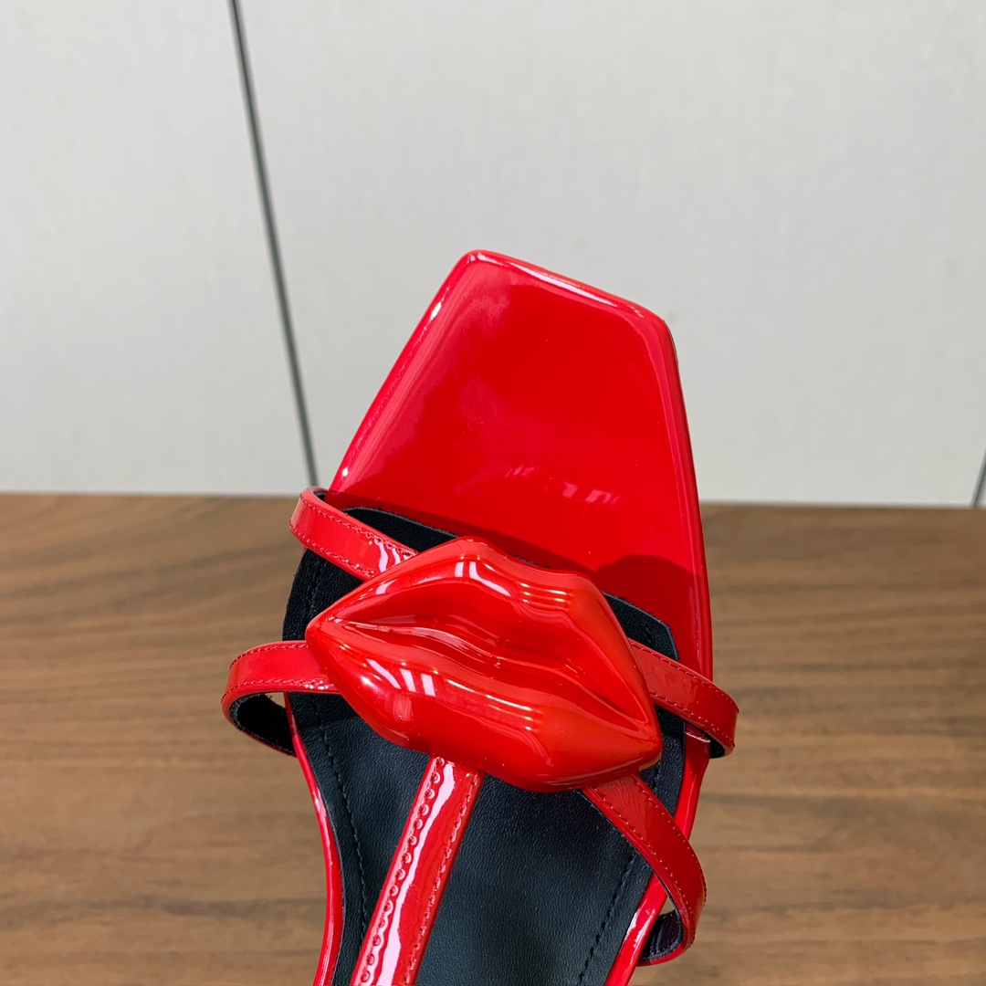 【Bal*ain】水台嘴唇凉鞋。愈发別致出众，无敌气场、无敌好看。鞋面漆皮，牛皮垫脚。真皮大底。跟高10