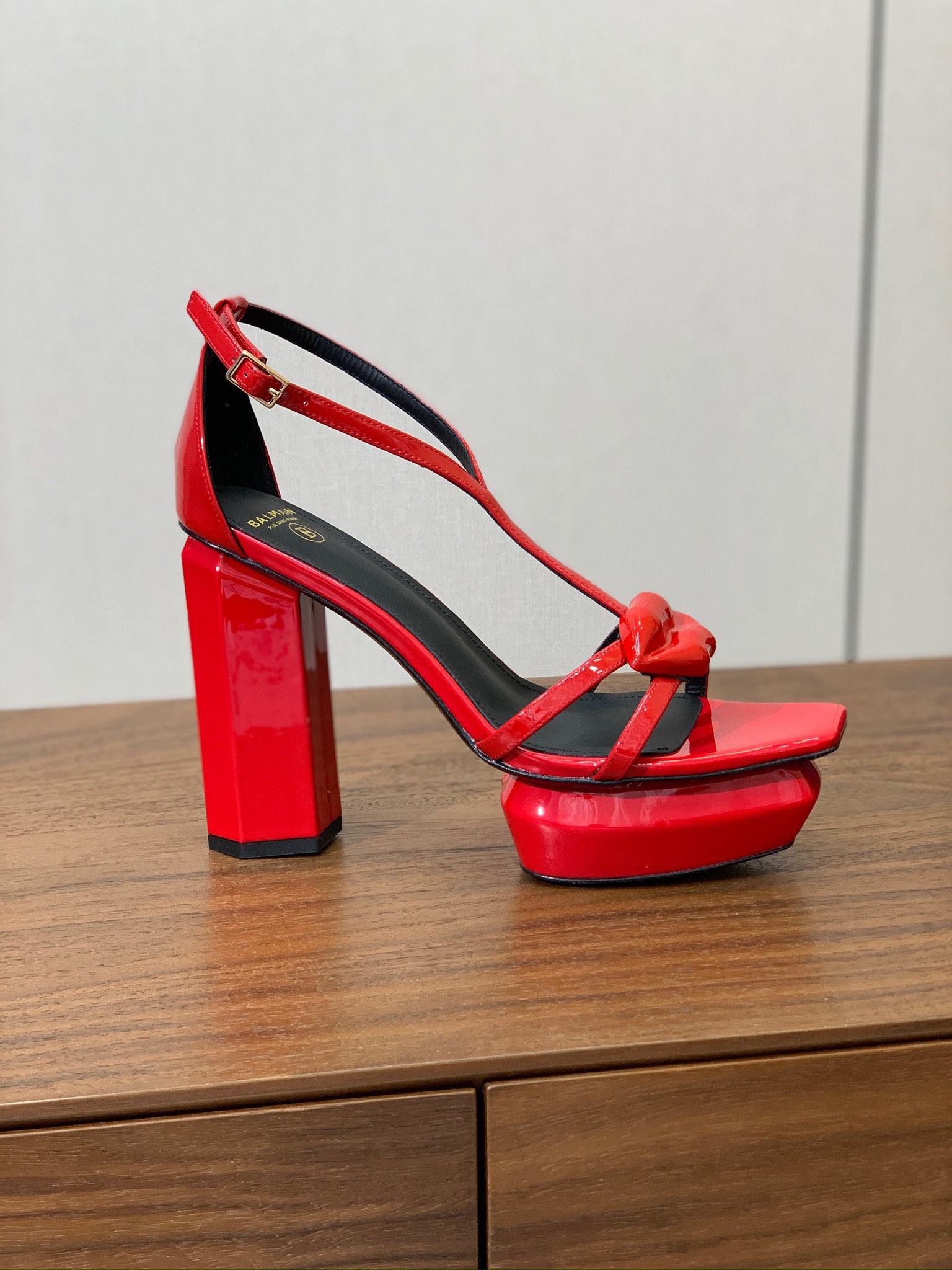 【Bal*ain】水台嘴唇凉鞋。愈发別致出众，无敌气场、无敌好看。鞋面漆皮，牛皮垫脚。真皮大底。跟高10