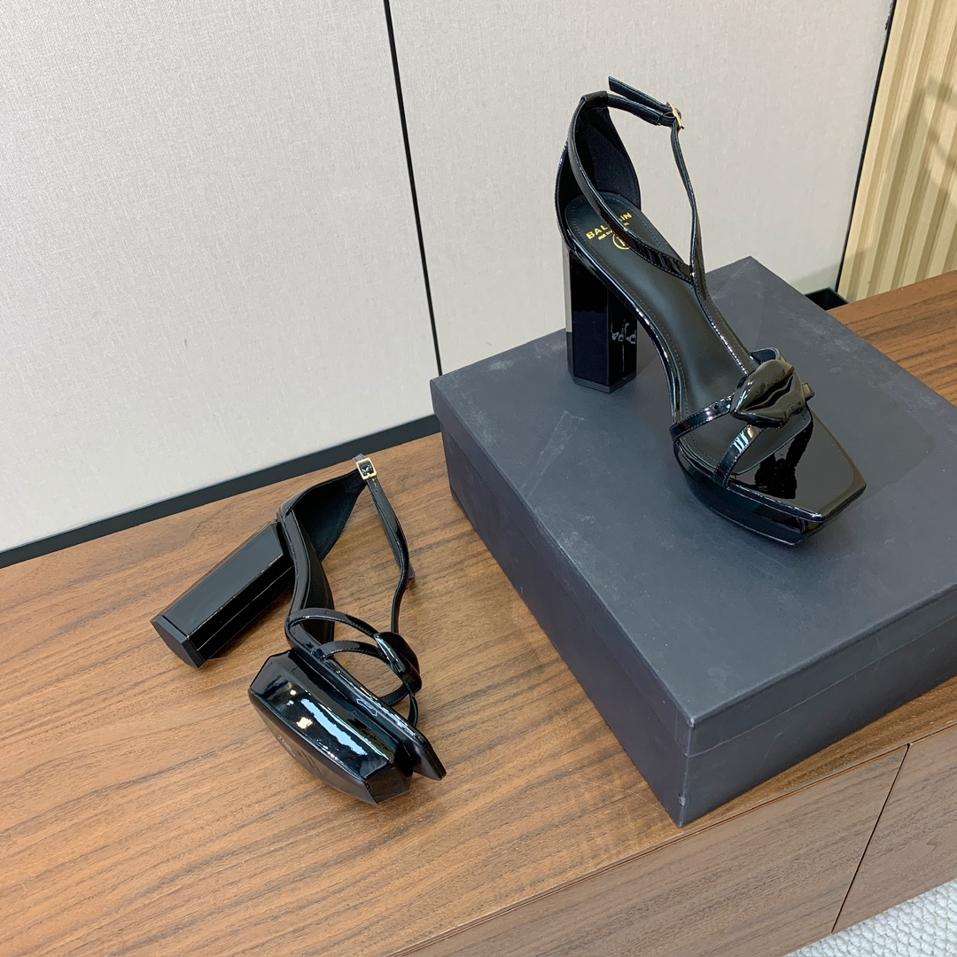 【Bal*ain】水台嘴唇凉鞋。愈发別致出众，无敌气场、无敌好看。鞋面漆皮，牛皮垫脚。真皮大底。跟高10