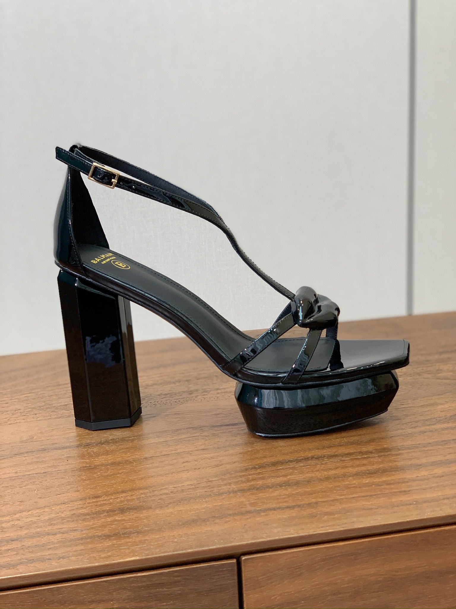 【Bal*ain】水台嘴唇凉鞋。愈发別致出众，无敌气场、无敌好看。鞋面漆皮，牛皮垫脚。真皮大底。跟高10