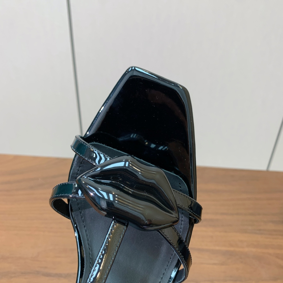 【Bal*ain】水台嘴唇凉鞋。愈发別致出众，无敌气场、无敌好看。鞋面漆皮，牛皮垫脚。真皮大底。跟高10