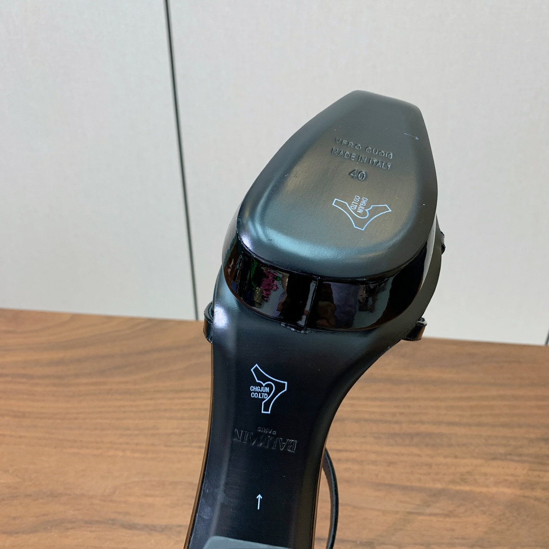 【Bal*ain】水台嘴唇凉鞋。愈发別致出众，无敌气场、无敌好看。鞋面漆皮，牛皮垫脚。真皮大底。跟高10