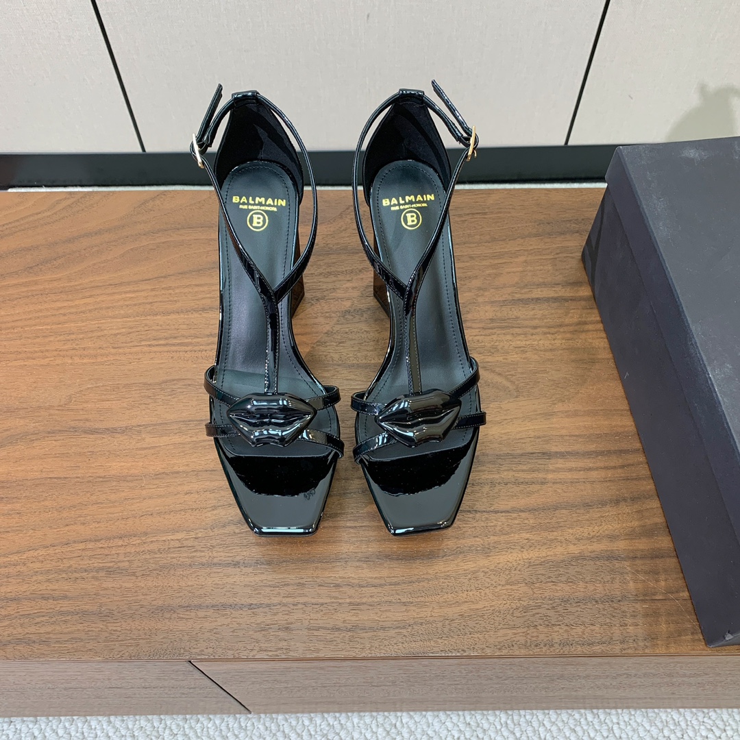 【Bal*ain】水台嘴唇凉鞋。愈发別致出众，无敌气场、无敌好看。鞋面漆皮，牛皮垫脚。真皮大底。跟高10