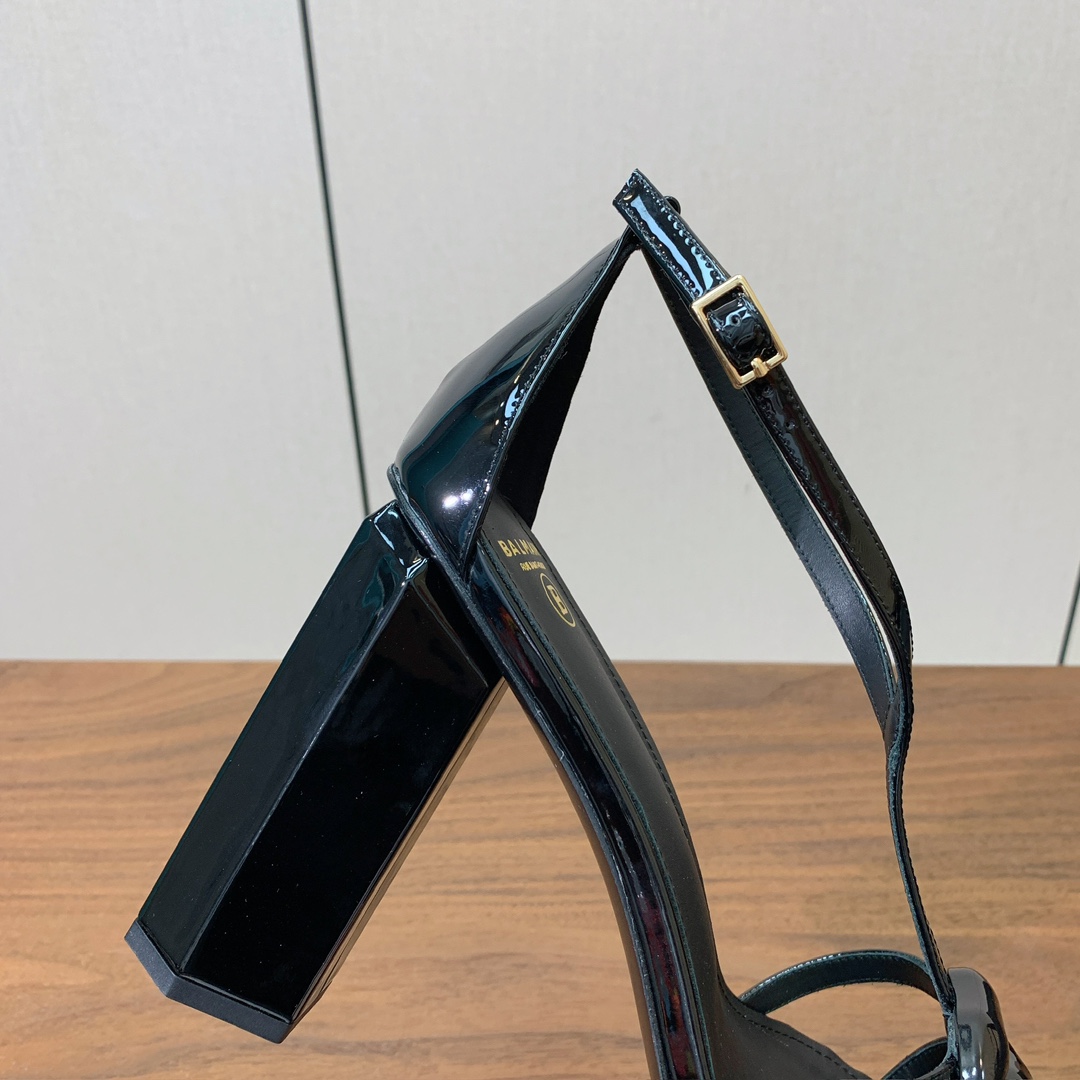 【Bal*ain】水台嘴唇凉鞋。愈发別致出众，无敌气场、无敌好看。鞋面漆皮，牛皮垫脚。真皮大底。跟高10