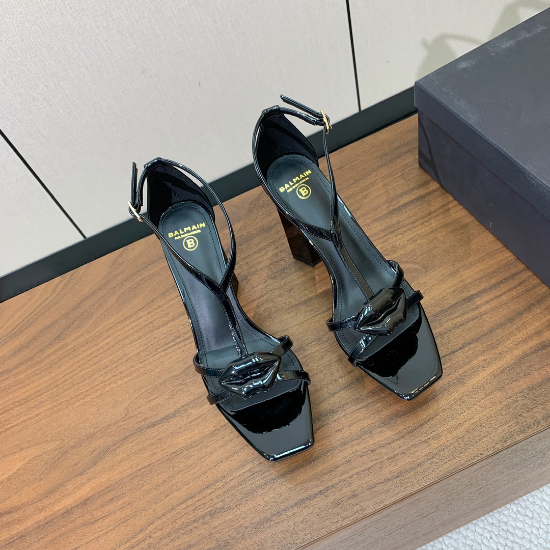 【Bal*ain】水台嘴唇凉鞋。愈发別致出众，无敌气场、无敌好看。鞋面漆皮，牛皮垫脚。真皮大底。跟高10
