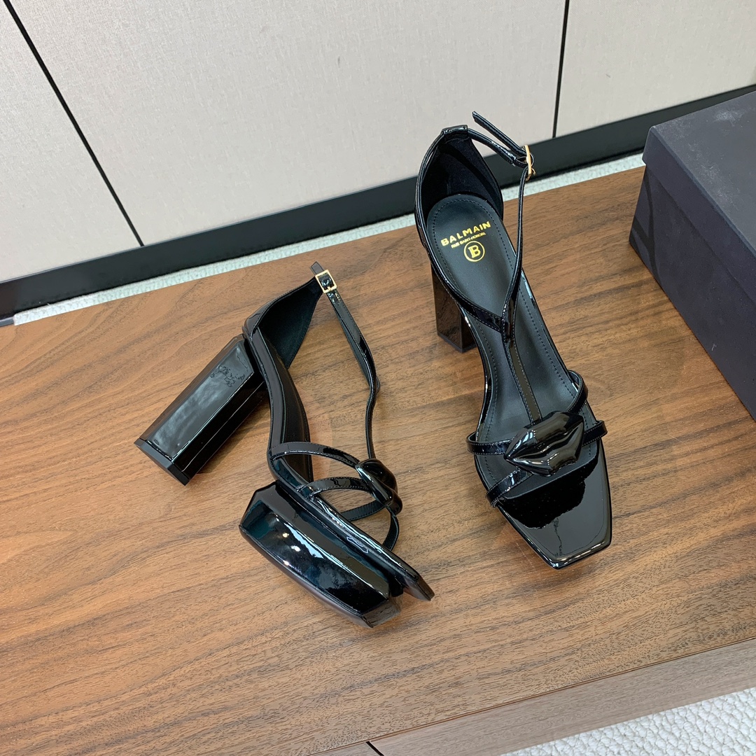 【Bal*ain】水台嘴唇凉鞋。愈发別致出众，无敌气场、无敌好看。鞋面漆皮，牛皮垫脚。真皮大底。跟高10