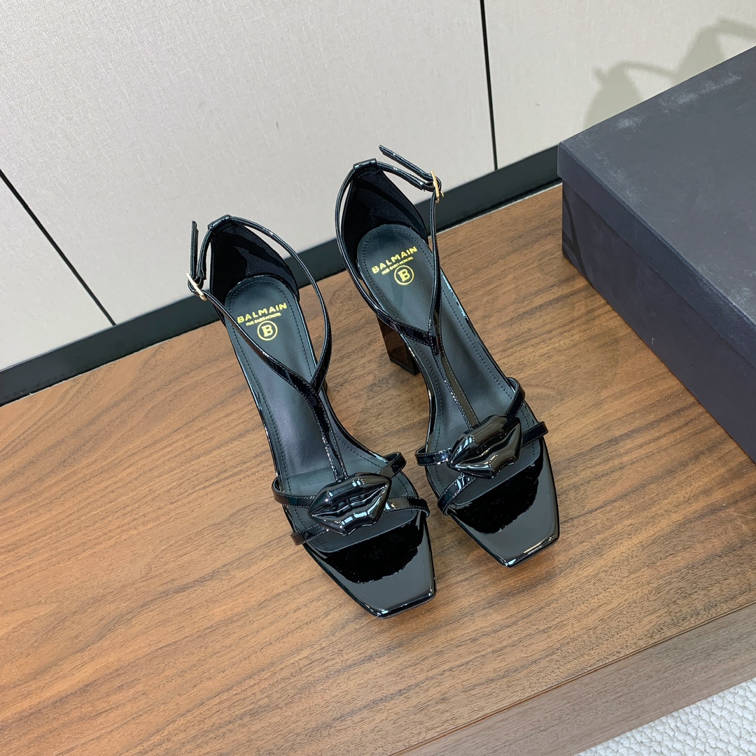 【Bal*ain】水台嘴唇凉鞋。愈发別致出众，无敌气场、无敌好看。鞋面漆皮，牛皮垫脚。真皮大底。跟高10