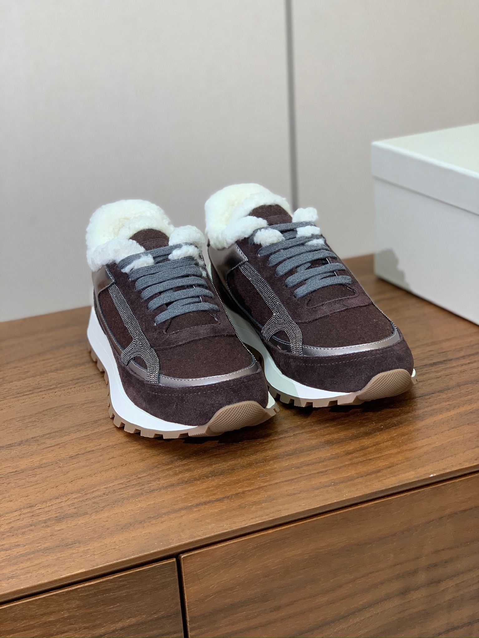 【Brunell* Cucinell*】羊毛里休闲运动鞋。鞋面采用进口牛绒，羊毛内里，原版开模大底！上脚