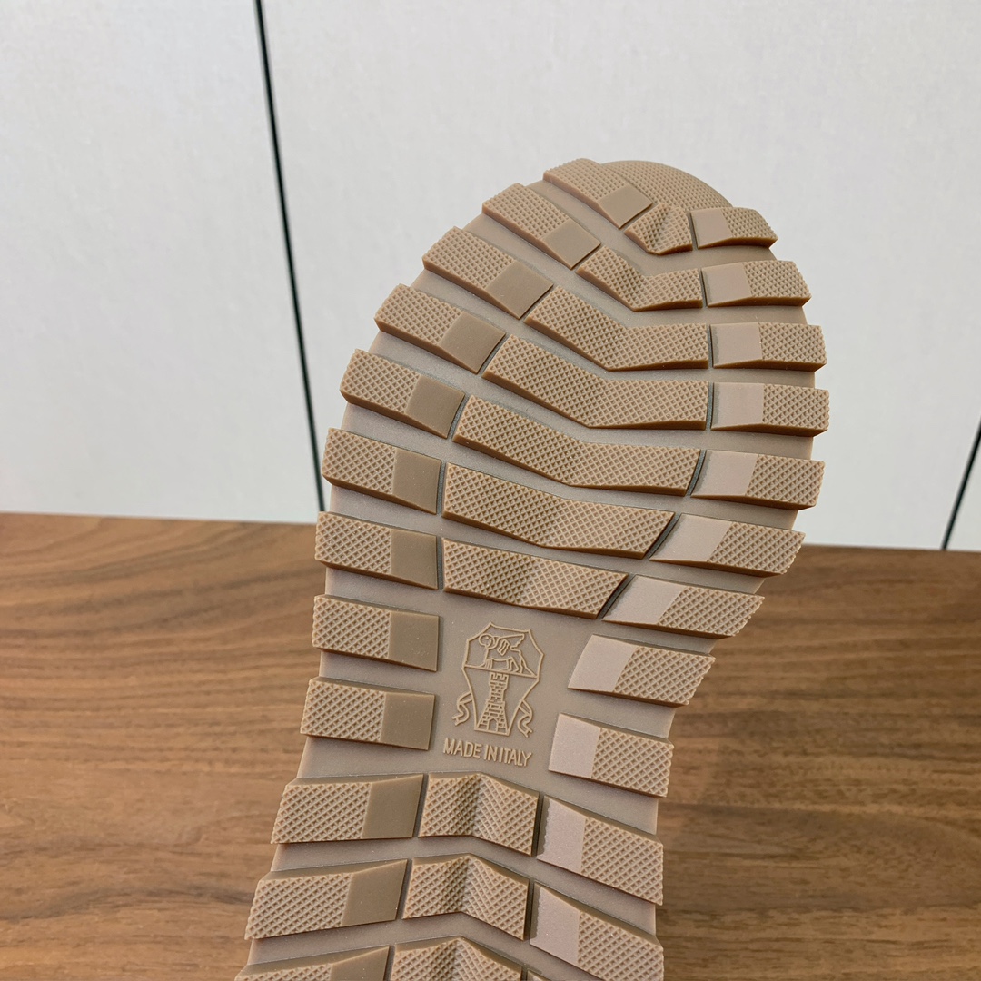 【Brunell* Cucinell*】羊毛里休闲运动鞋。鞋面采用进口牛绒，羊毛内里，原版开模大底！上脚