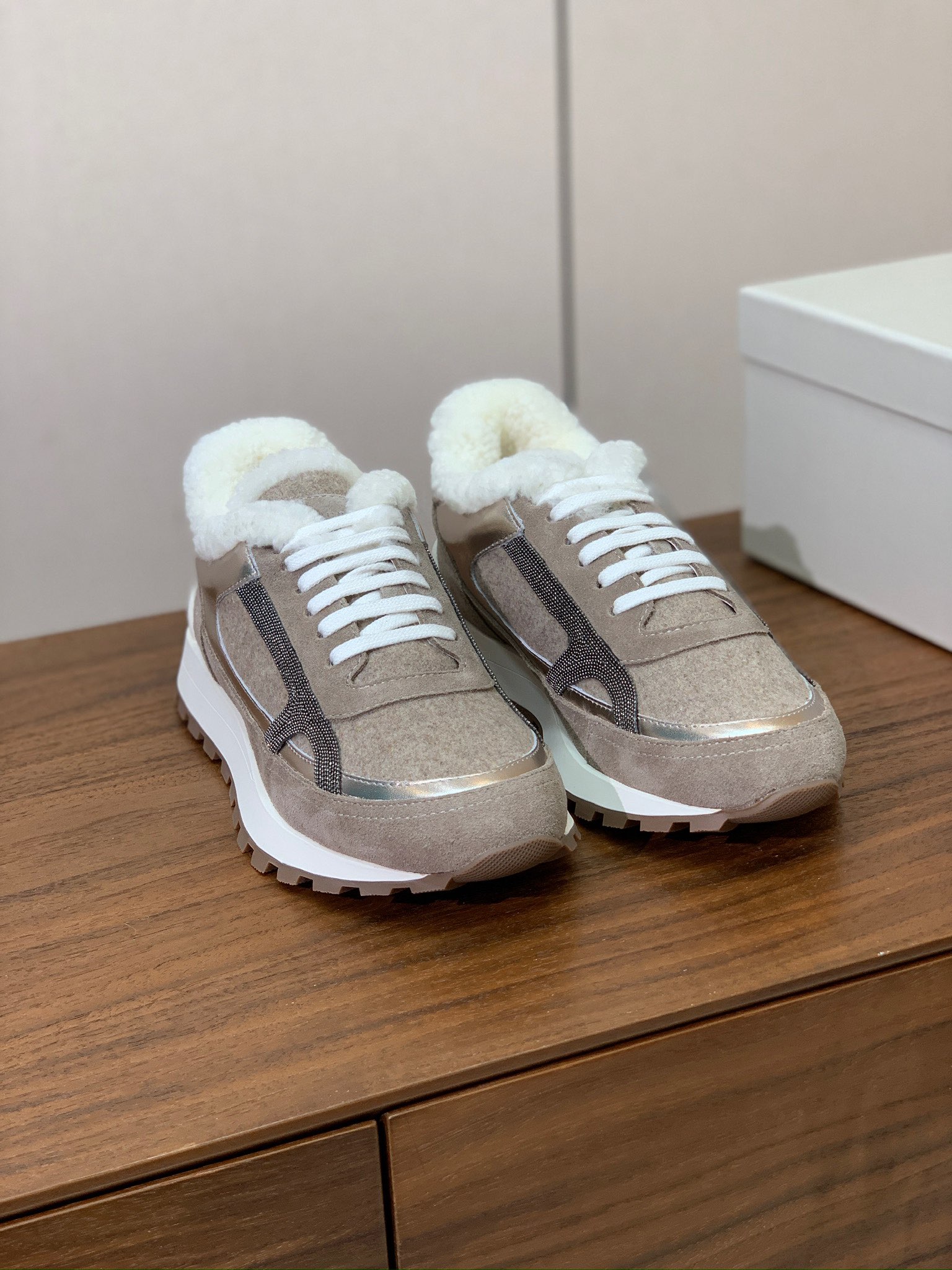 【Brunell* Cucinell*】羊毛里休闲运动鞋。鞋面采用进口牛绒，羊毛内里，原版开模大底！上脚