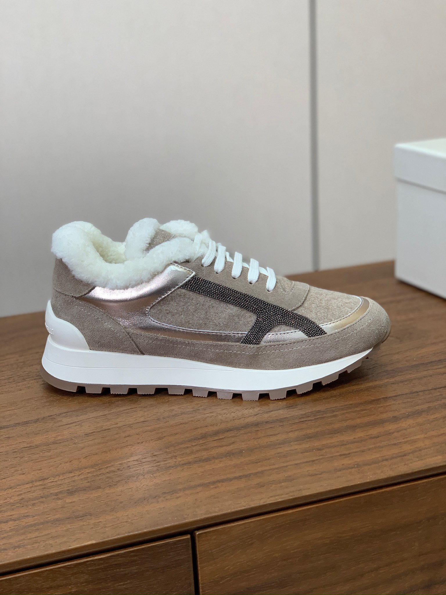 【Brunell* Cucinell*】羊毛里休闲运动鞋。鞋面采用进口牛绒，羊毛内里，原版开模大底！上脚