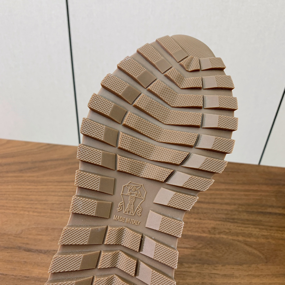 【Brunell* Cucinell*】羊毛里休闲运动鞋。鞋面采用进口牛绒，羊毛内里，原版开模大底！上脚