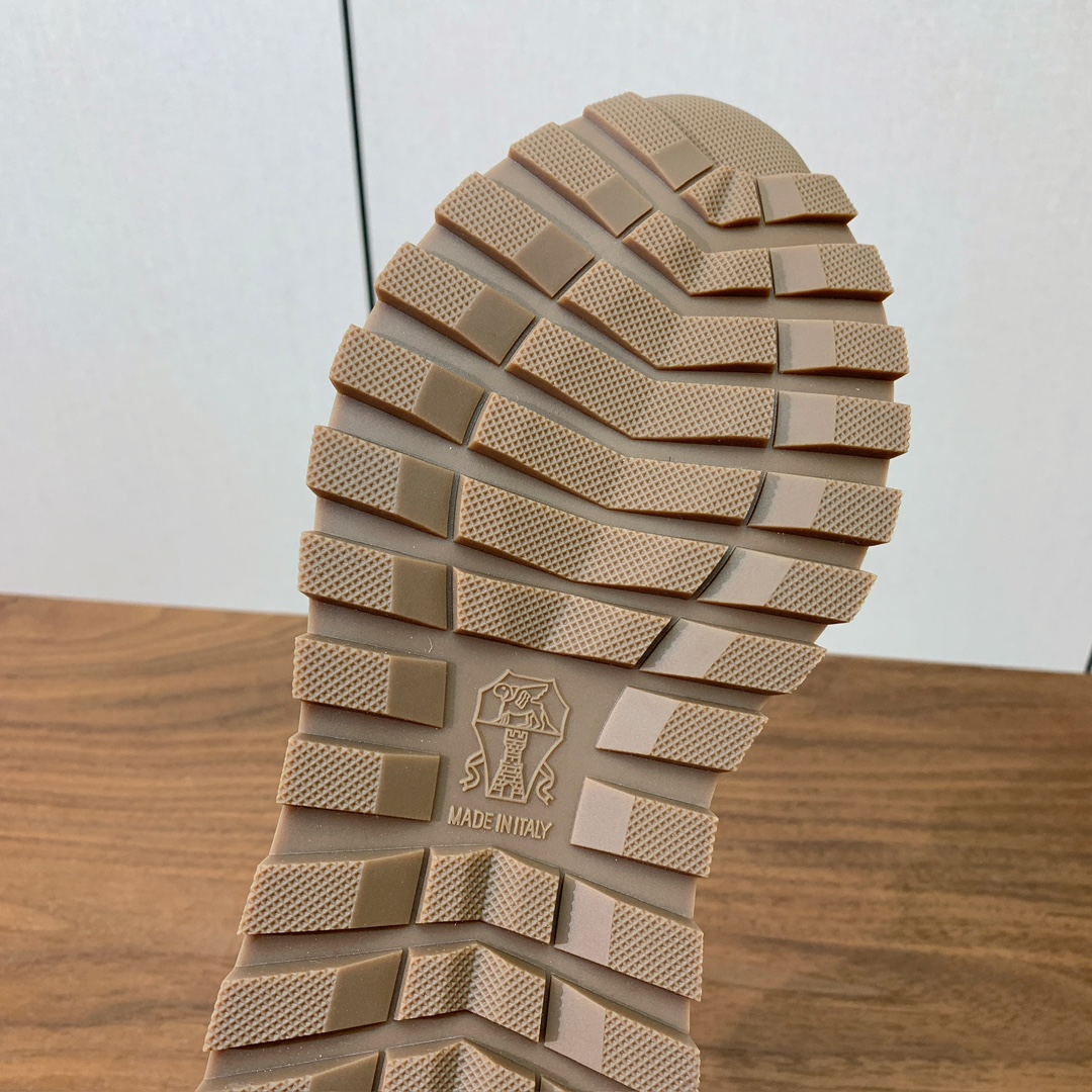 【Brunell* Cucinell*】羊毛里休闲运动鞋。鞋面采用进口牛绒，羊毛内里，原版开模大底！上脚