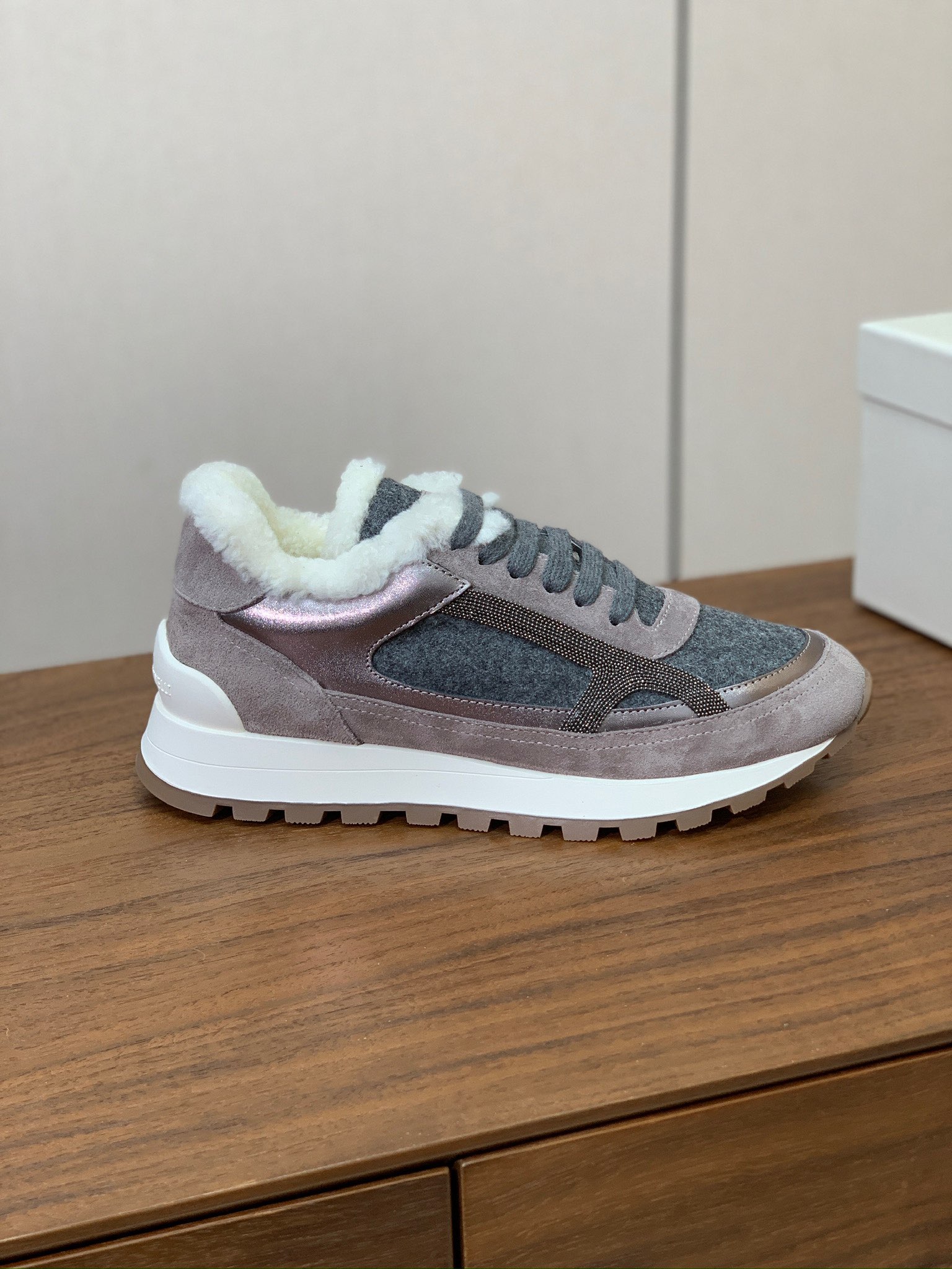 【Brunell* Cucinell*】羊毛里休闲运动鞋。鞋面采用进口牛绒，羊毛内里，原版开模大底！上脚