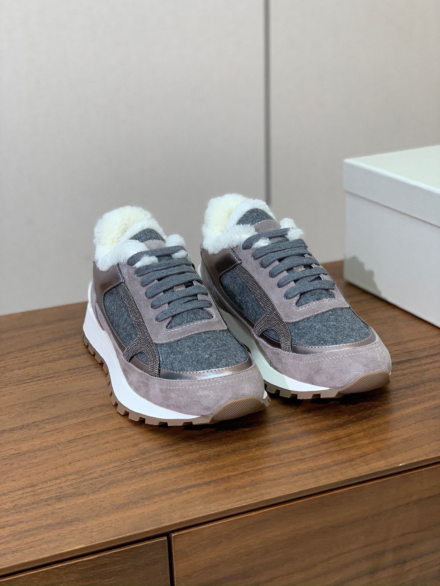 【Brunell* Cucinell*】羊毛里休闲运动鞋。鞋面采用进口牛绒，羊毛内里，原版开模大底！上脚