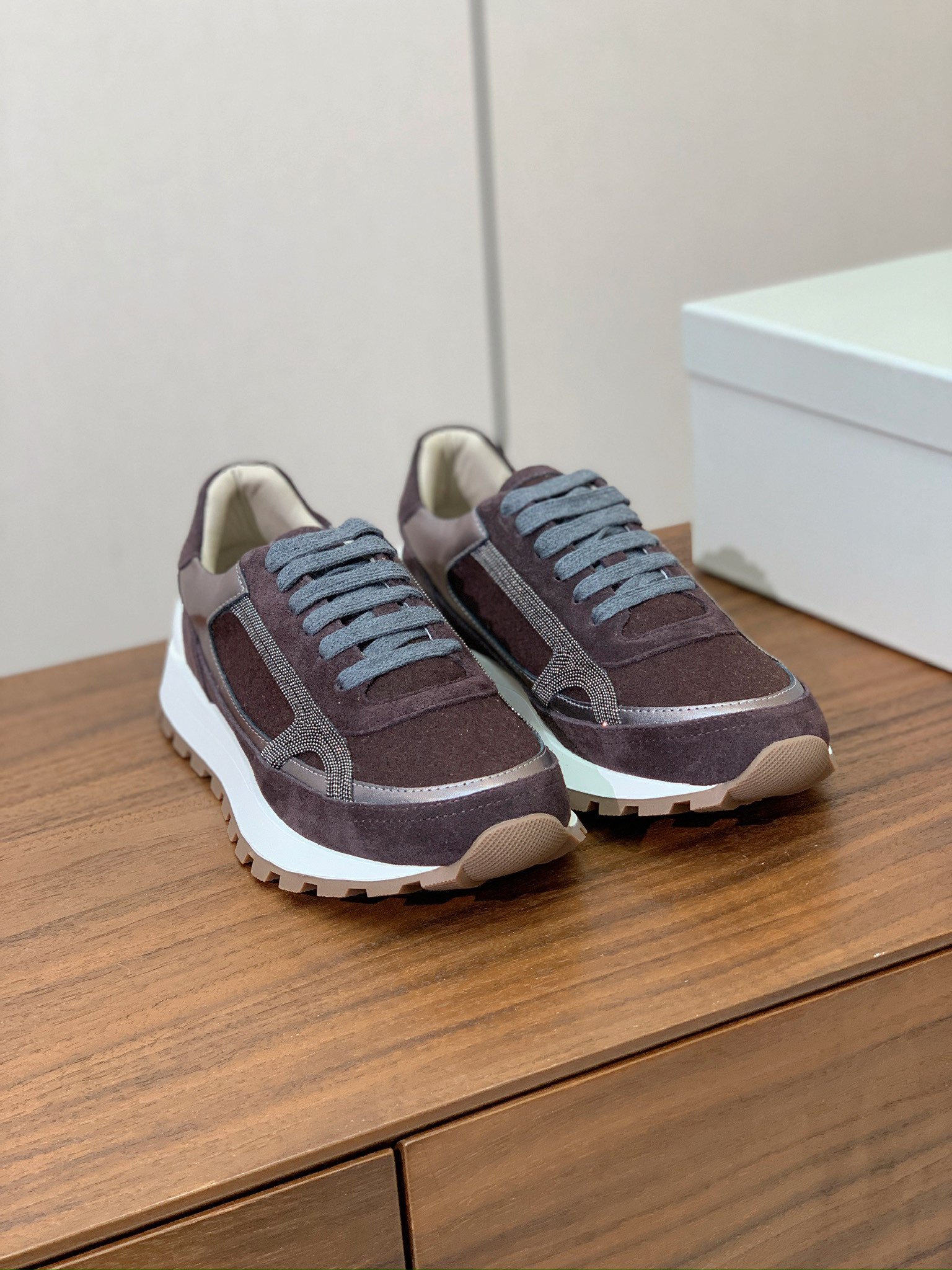 【Brunell* Cucinell*】休闲运动鞋。鞋面采用进口牛绒，牛皮。纯手工串联珠链配饰！内里垫脚