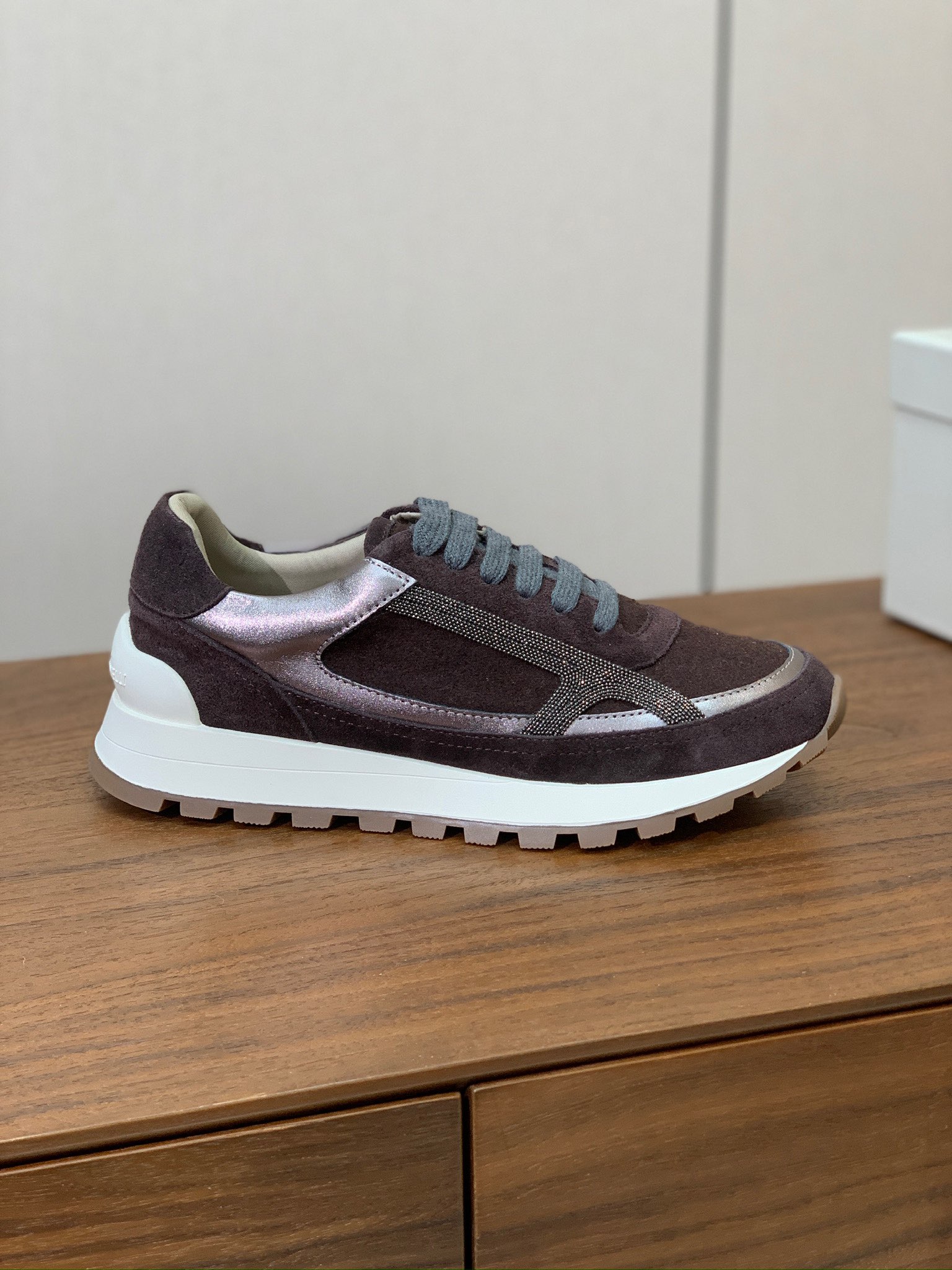 【Brunell* Cucinell*】休闲运动鞋。鞋面采用进口牛绒，牛皮。纯手工串联珠链配饰！内里垫脚