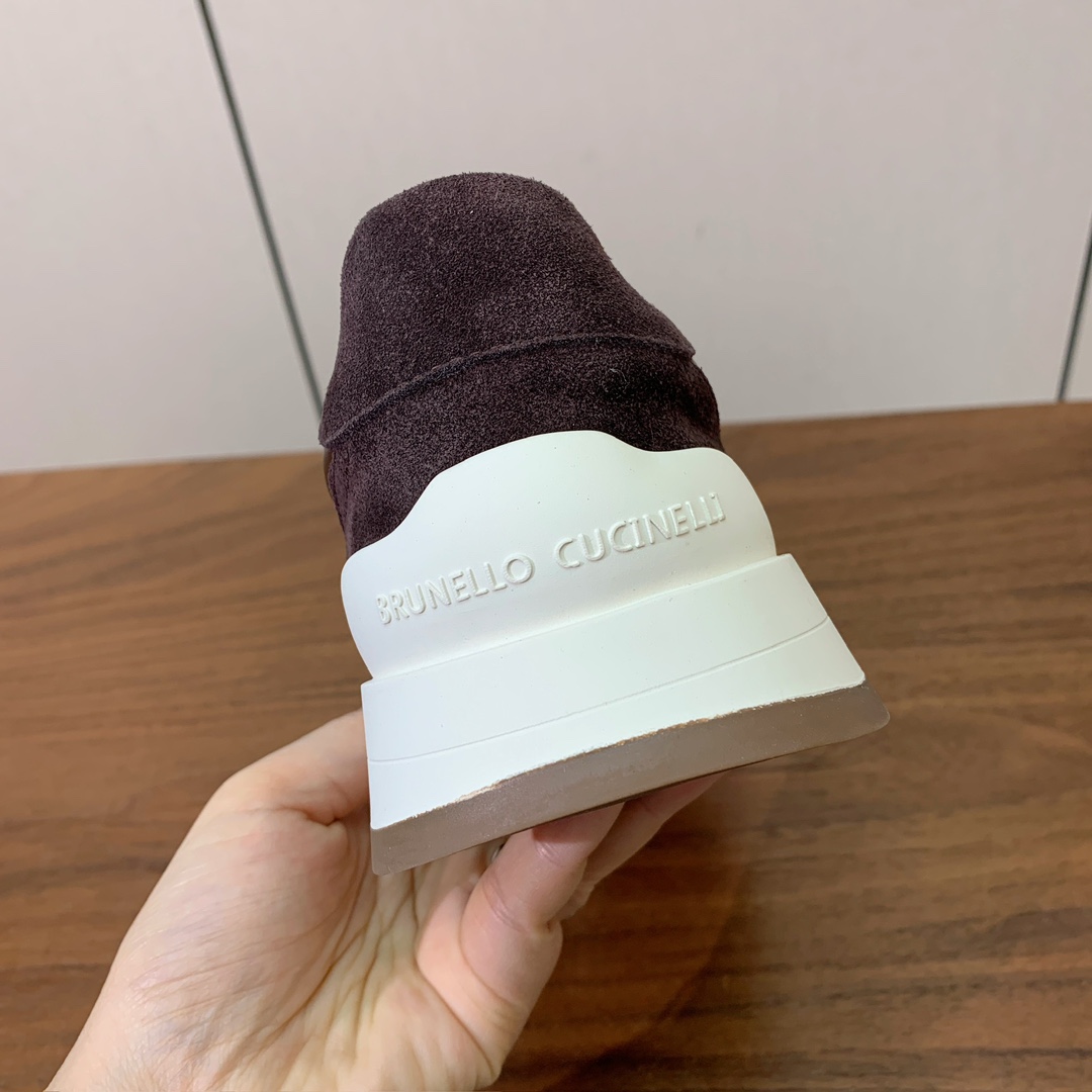 【Brunell* Cucinell*】休闲运动鞋。鞋面采用进口牛绒，牛皮。纯手工串联珠链配饰！内里垫脚