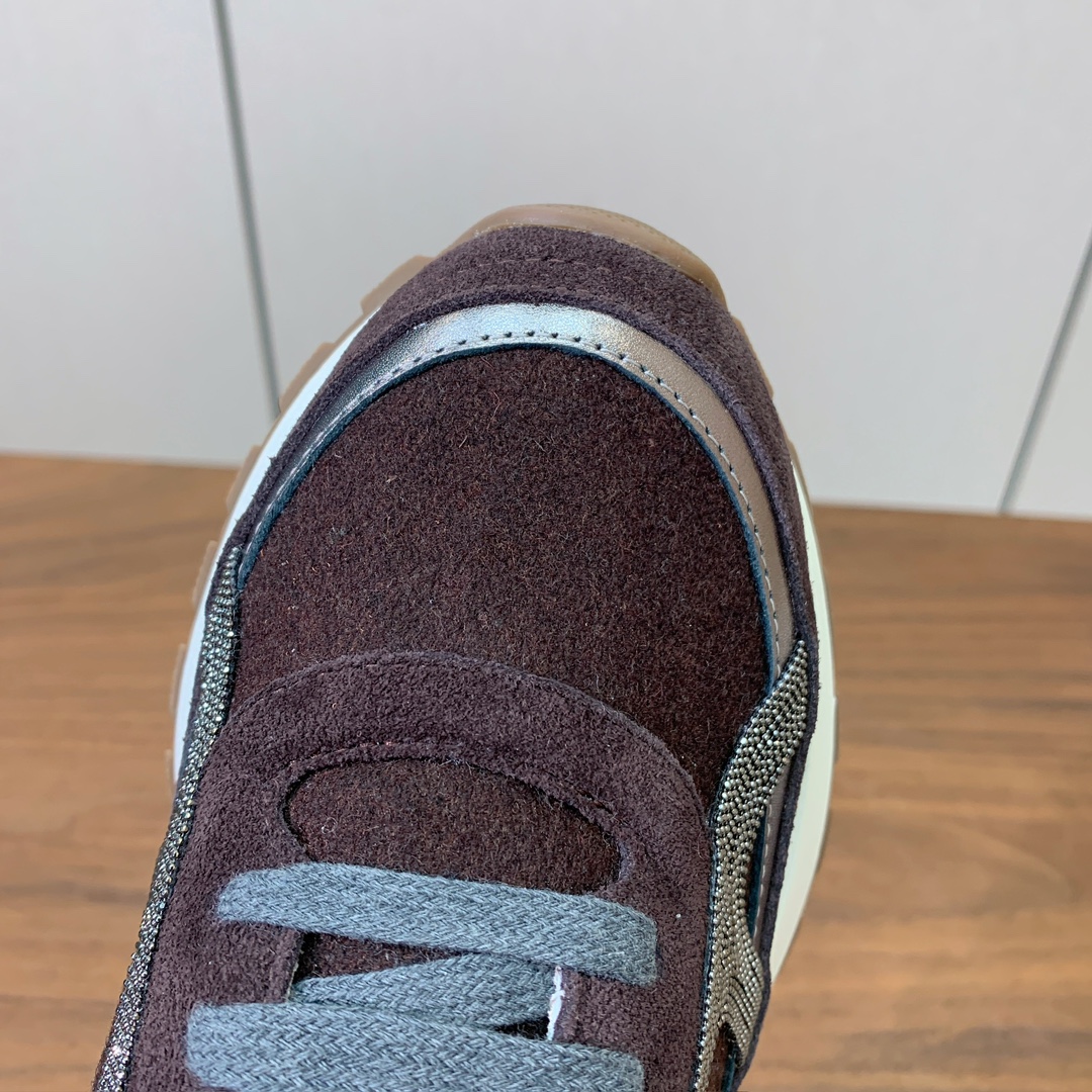 【Brunell* Cucinell*】休闲运动鞋。鞋面采用进口牛绒，牛皮。纯手工串联珠链配饰！内里垫脚