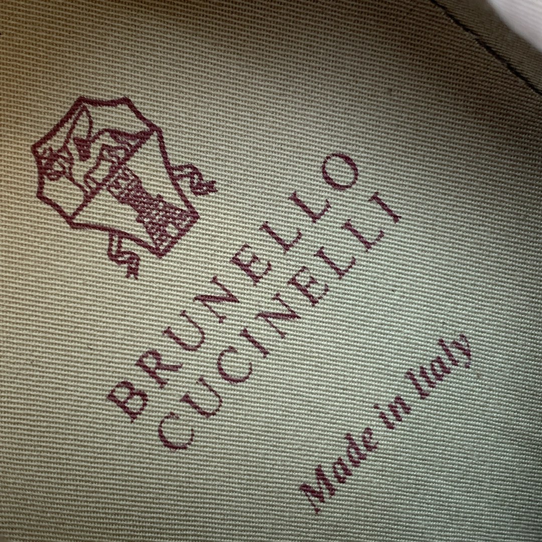 【Brunell* Cucinell*】休闲运动鞋。鞋面采用进口牛绒，牛皮。纯手工串联珠链配饰！内里垫脚