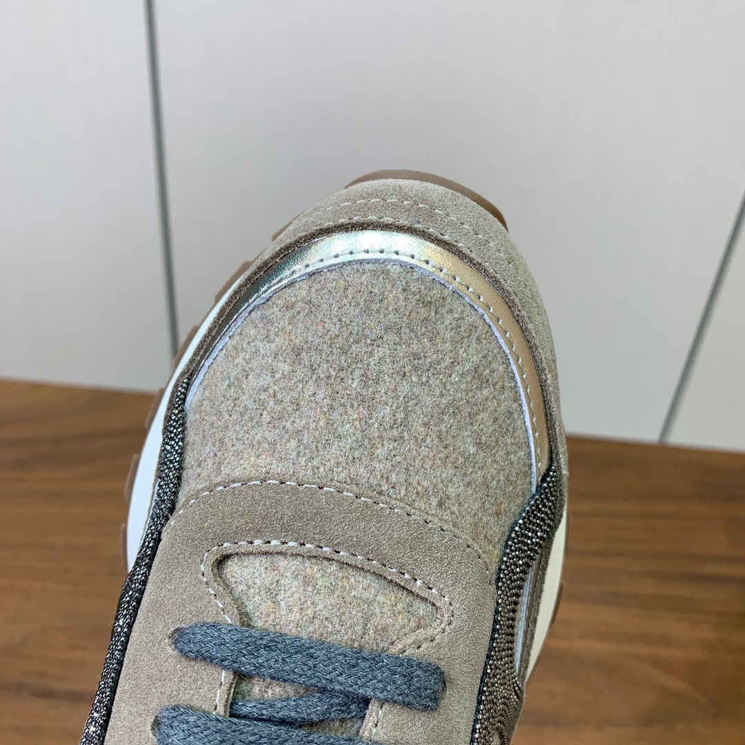 【Brunell* Cucinell*】休闲运动鞋。鞋面采用进口牛绒，牛皮。纯手工串联珠链配饰！内里垫脚