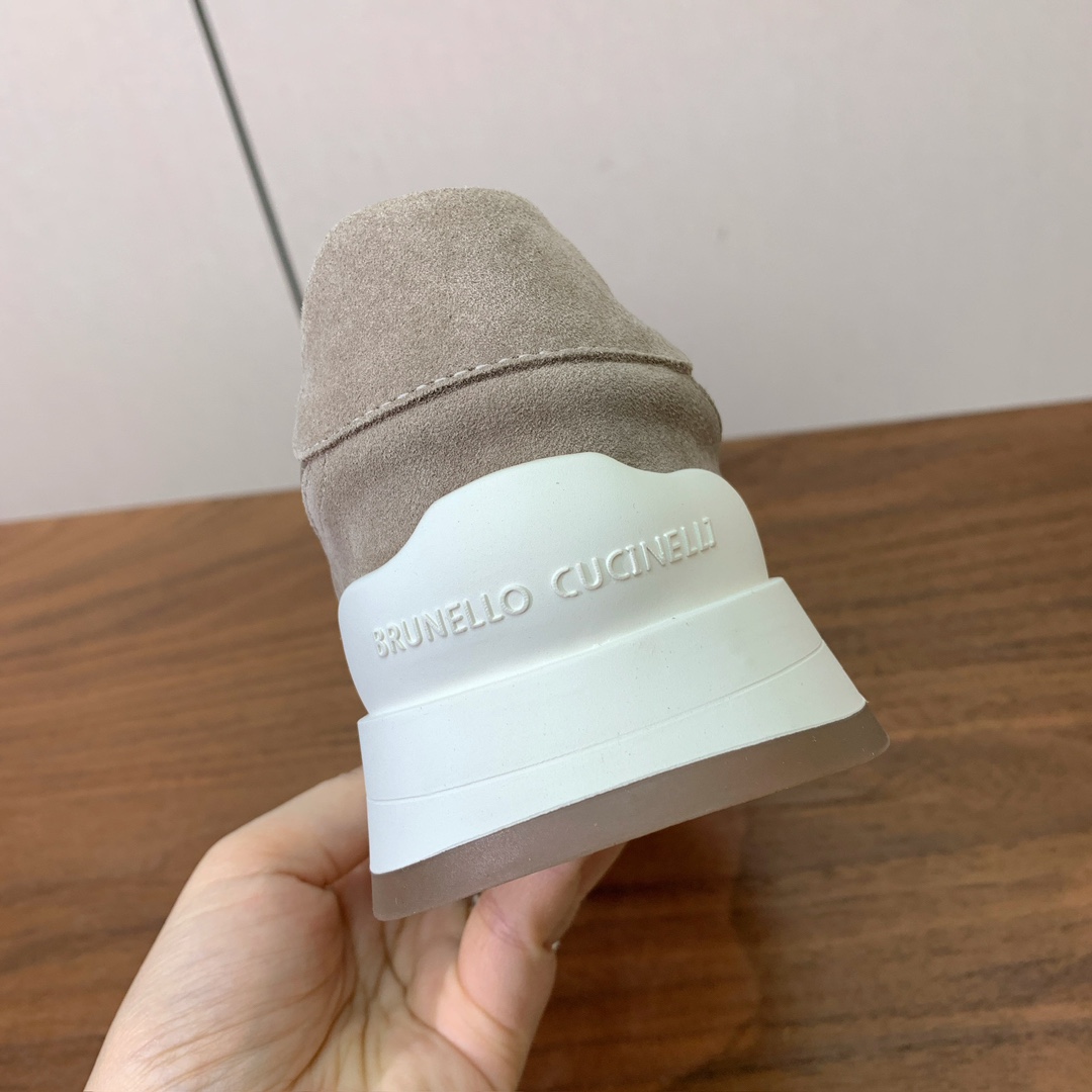 【Brunell* Cucinell*】休闲运动鞋。鞋面采用进口牛绒，牛皮。纯手工串联珠链配饰！内里垫脚