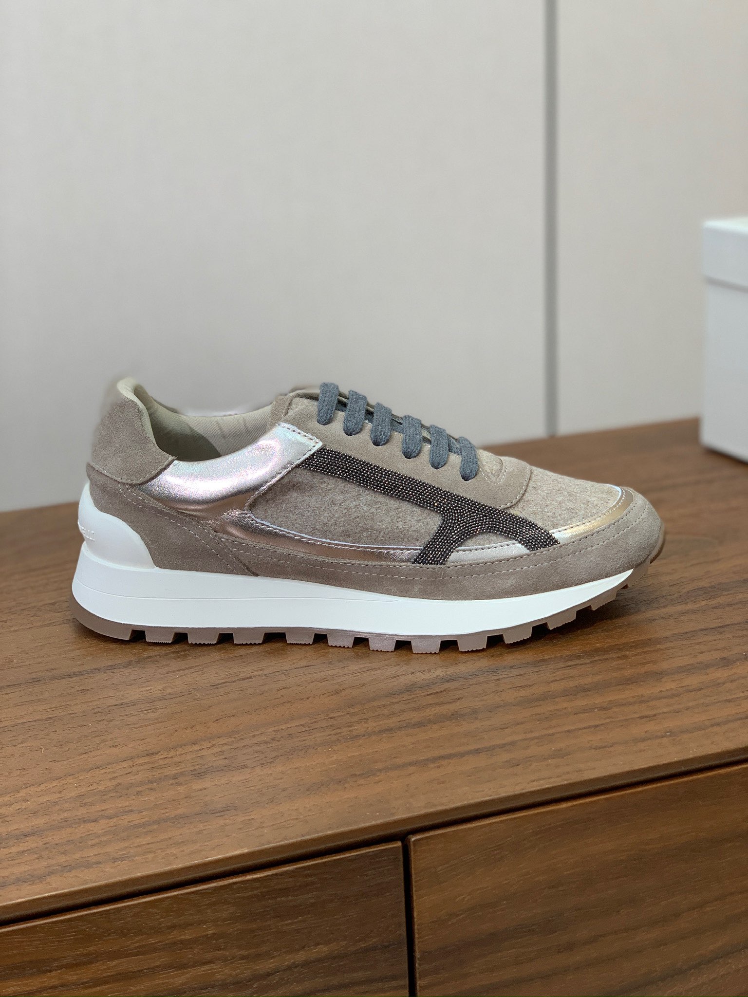 【Brunell* Cucinell*】休闲运动鞋。鞋面采用进口牛绒，牛皮。纯手工串联珠链配饰！内里垫脚