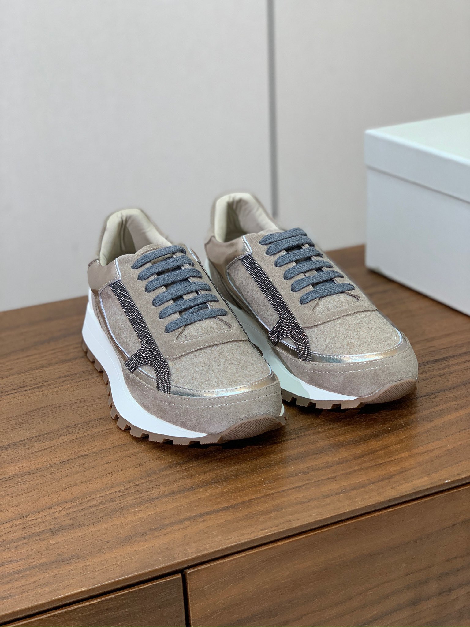 【Brunell* Cucinell*】休闲运动鞋。鞋面采用进口牛绒，牛皮。纯手工串联珠链配饰！内里垫脚